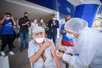 Secretário Florentino Neto acompanha vacinação de idosos com mais de 90 anos