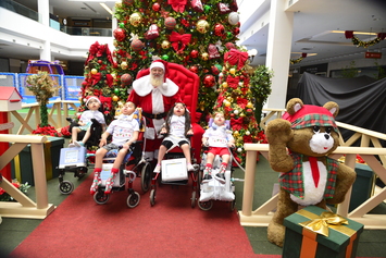 Crianças com AME do Hospital Infantil visitam Papai Noel