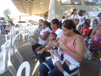 "Mamaço" reune 100 mães na Ponte Estaiada 