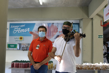 Hospital de Campanha Estadual homenageia colaboradores e pacientes ao som de violino 